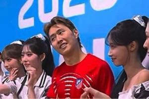 害羞了李刚仁与女团Rescene合影 被请求一起做手势时神情局促
